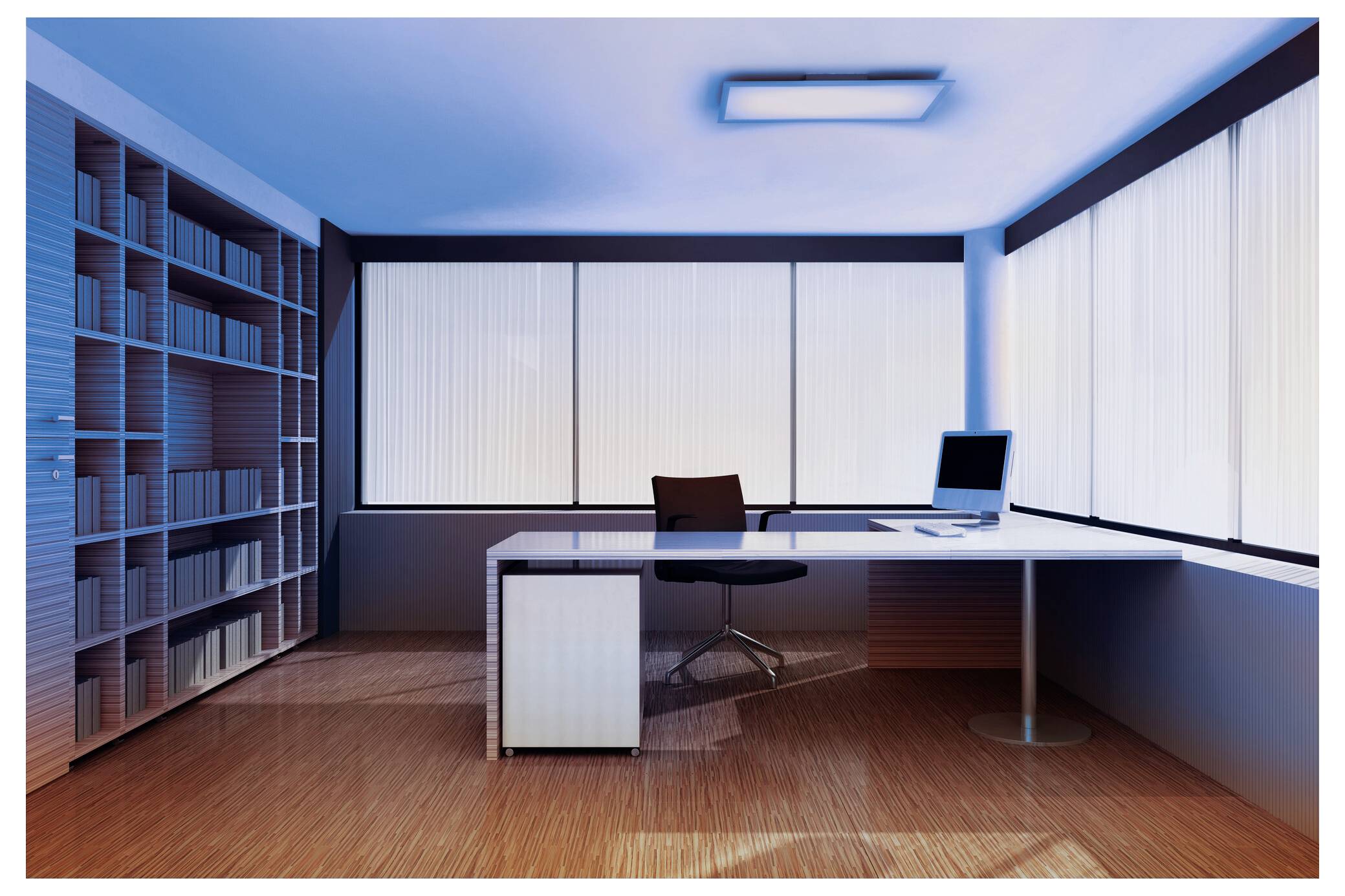 Modernes Büro mit minimalistischem Schreibtisch, Computer, Stuhl und Bücherregal vor großen Fenstern; gut beleuchtete und geräumige Anordnung.