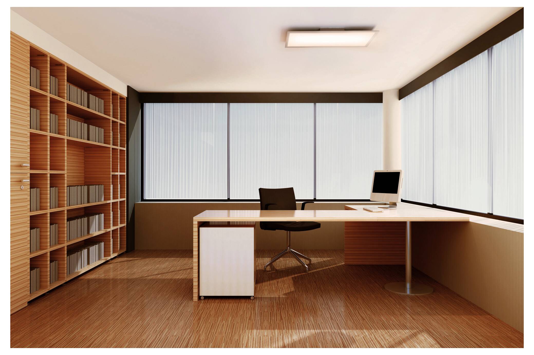 Ein modernes Büro mit einem großen Schreibtisch, einem Stuhl, einem Computer und einem Bücherregal. Große Fenster an zwei Wänden lassen natürliches Licht herein und verstärken das Gefühl von Weite.