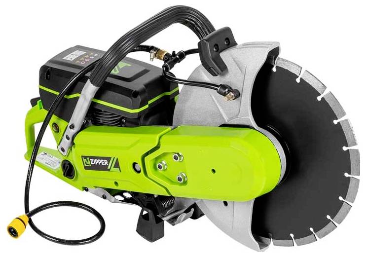 Eine grüne und schwarze elektrische Kreissäge mit einer großen Kreissägeblatt, die zum Schneiden von Materialien wie Stein oder Metall verwendet wird und mit einem Griff und einem Netzkabel ausgestattet ist.