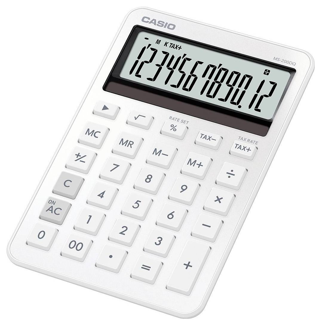 Ein weißer Taschenrechner, der '1234567890,12' auf dem Display zeigt. Er verfügt über Steuerberechnungstasten und standardmäßige numerische und Operatortasten.