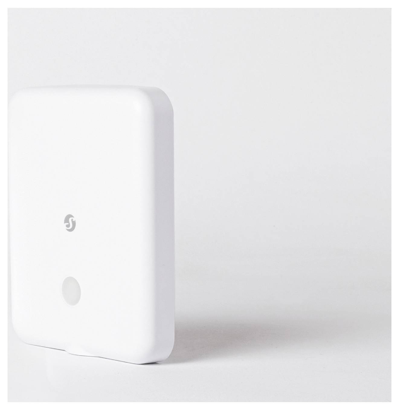 Ein weißes rechteckiges Gerät mit einer Anzeige-LED und einem kleinen Logo auf der Vorderseite, möglicherweise ein Sensor oder ein Geräte zur Heimautomatisierung, das auf einem weißen Hintergrund platziert ist.