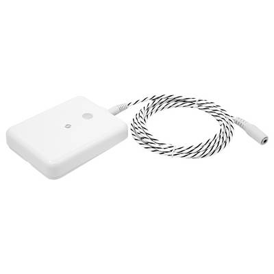 Ein weißes elektronisches Gerät mit einem gestreiften Kabel und einem Stecker, das zum Anschließen oder Aufladen verwendet wird, vor einem schlichten weißen Hintergrund.