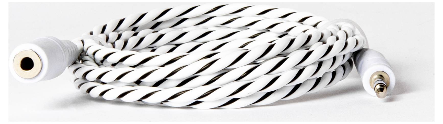 Ein gewickeltes weißes und schwarzes gestreiftes Audiokabel mit Anschlüssen an beiden Enden, das auf einer weißen Oberfläche liegt.