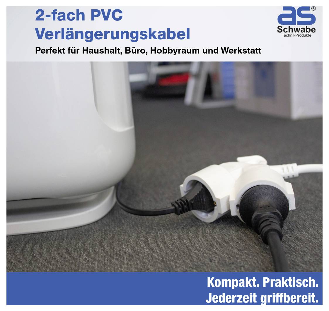 Ein doppelter PVC-Verlängerungskabel, der in eine Steckdose neben einem weißen Gerät auf einem Teppichboden gesteckt ist. Text, der sein kompaktes und praktisches Design bewirbt.