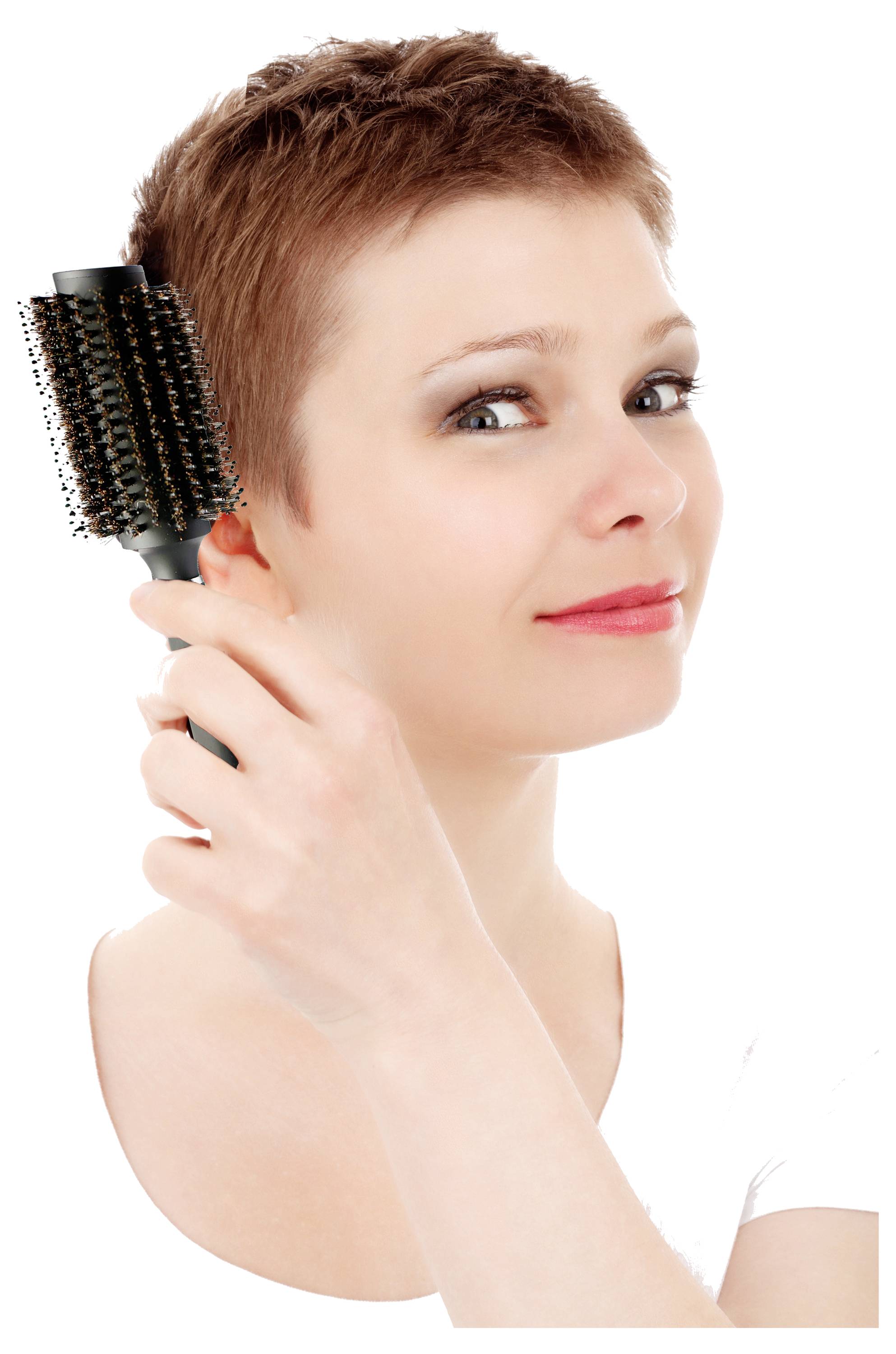 Eine Person mit kurzen Haaren lächelt und hält eine runde Haarbürste nah an ihrem Ohr, trägt ein weißes Hemd vor einem einfarbigen Hintergrund.