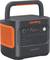 Eine mobile Powerstation mit einem orange-schwarzen Design, ausgestattet mit mehreren Anschlüssen, einem Displaybildschirm und dem Markennamen 'Jackery' auf der Oberseite.