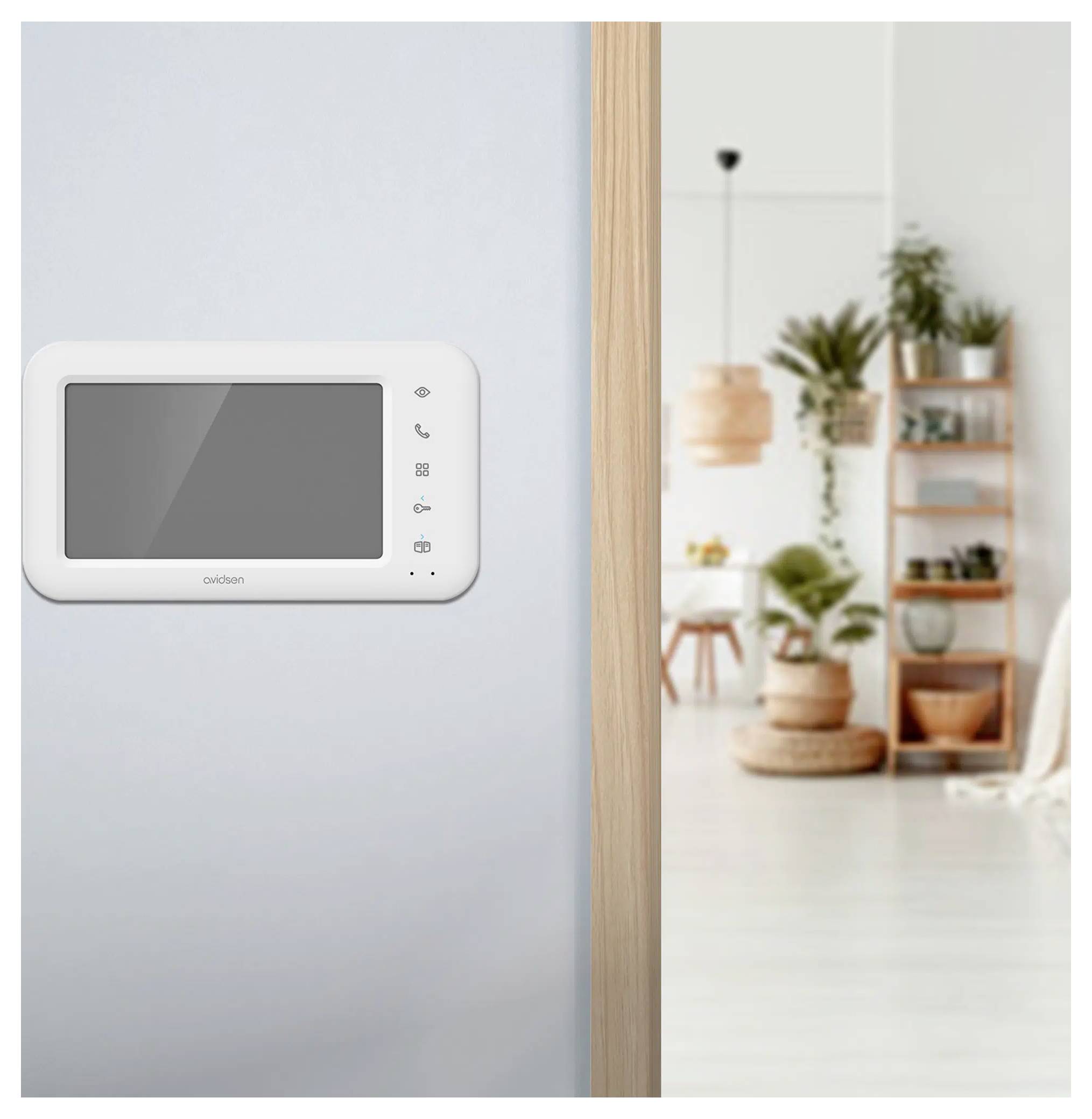 Ein Gegensprechanlage, die an einer Wand in einem modernen Wohnzimmer montiert ist, mit Pflanzen und Regalen im Hintergrund.