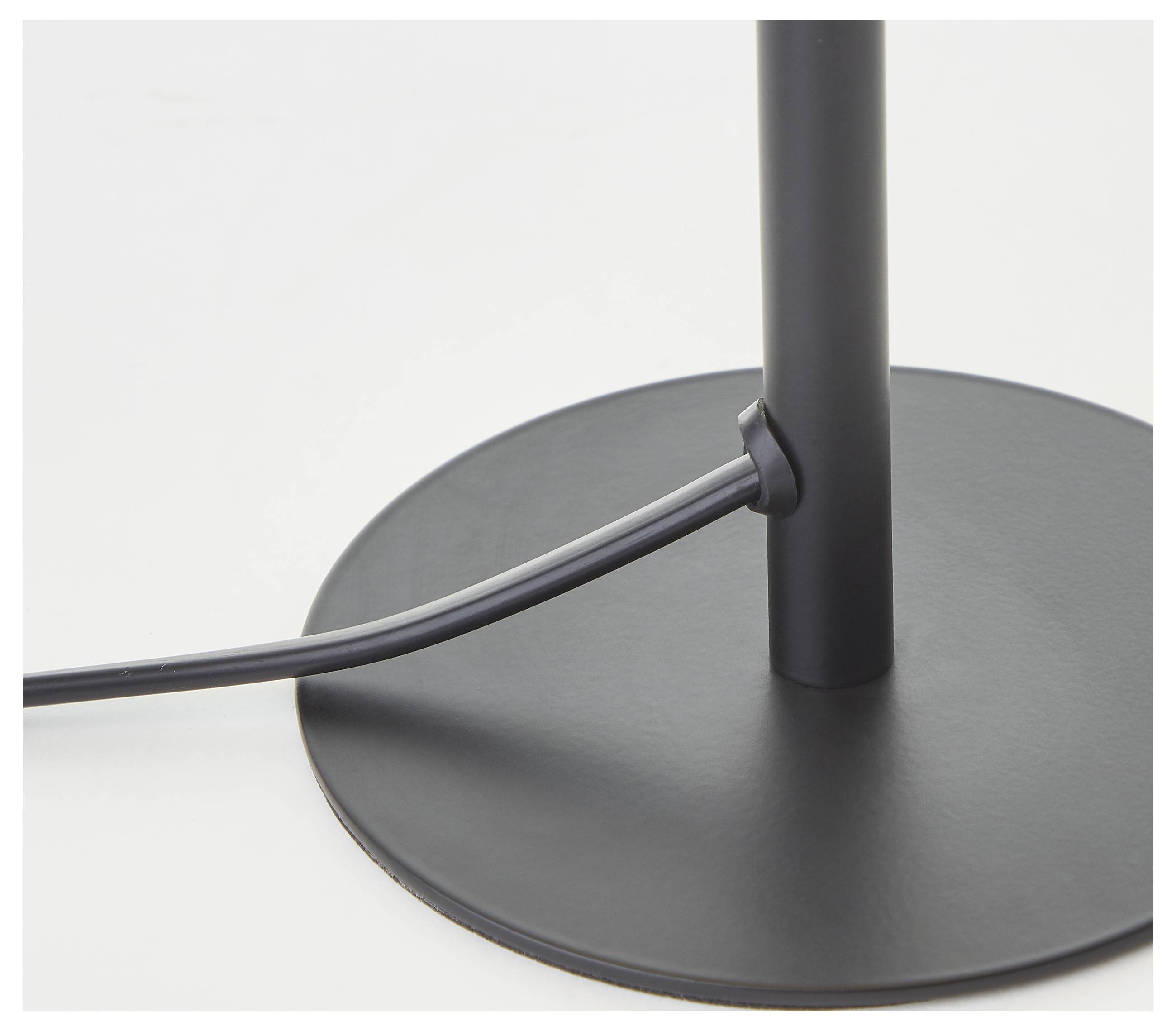 Eine schwarze Lampenbase mit einem seitlich eingesteckten Kabel, die auf einem einfarbigen Hintergrund gezeigt wird.