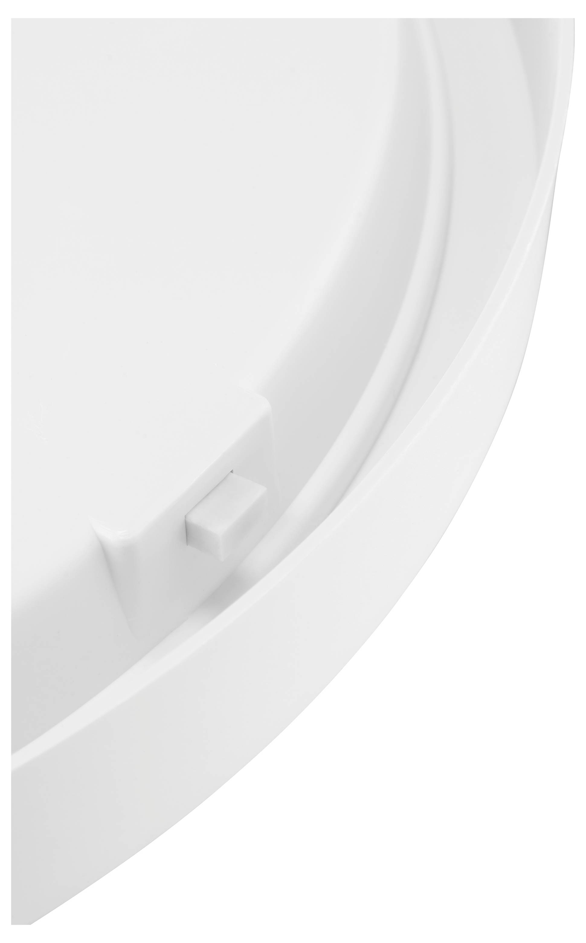 Nahaufnahme eines weißen, runden Plastikdeckels mit einem kleinen rechteckigen Griff, der vom Rand hervorsteht, vor einem einfarbigen weißen Hintergrund.