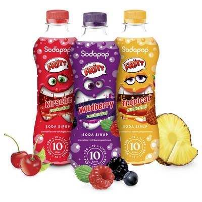 Drei Flaschen 'Sodapop FRITT' Limonadensirup in den Geschmacksrichtungen: Kirsch (rot), Wildberry (lila) und Tropical (orange) mit Früchten darunter.