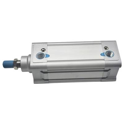 Ein metallischer pneumatischer Zylinder mit einer blauen Kappe auf der Kolbenstange, der in Industriemaschinen zur Erzeugung von Linearbewegungen verwendet wird.