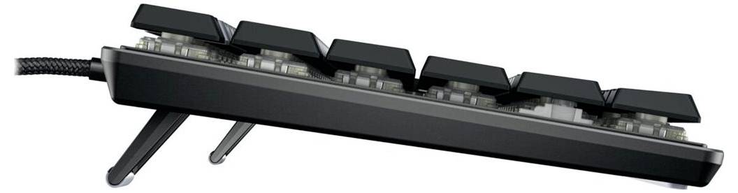 Seitenansicht einer schwarzen Computertastatur mit erhabenen Tasten und unterstützenden Beinen auf der Rückseite, die ihre ergonomische Neigungsfunktion zeigt.