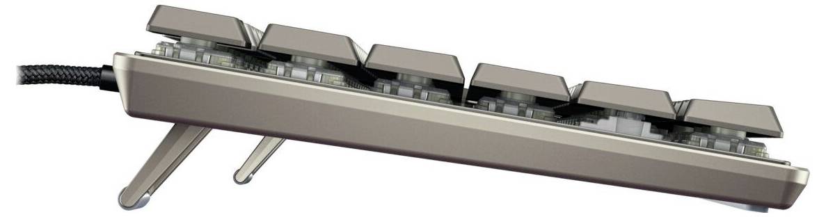 Mechanische Tastatur in Seitenansicht mit geneigten Tasten und verstellbaren hinteren Beinen für ergonomischen Schreibwinkel.