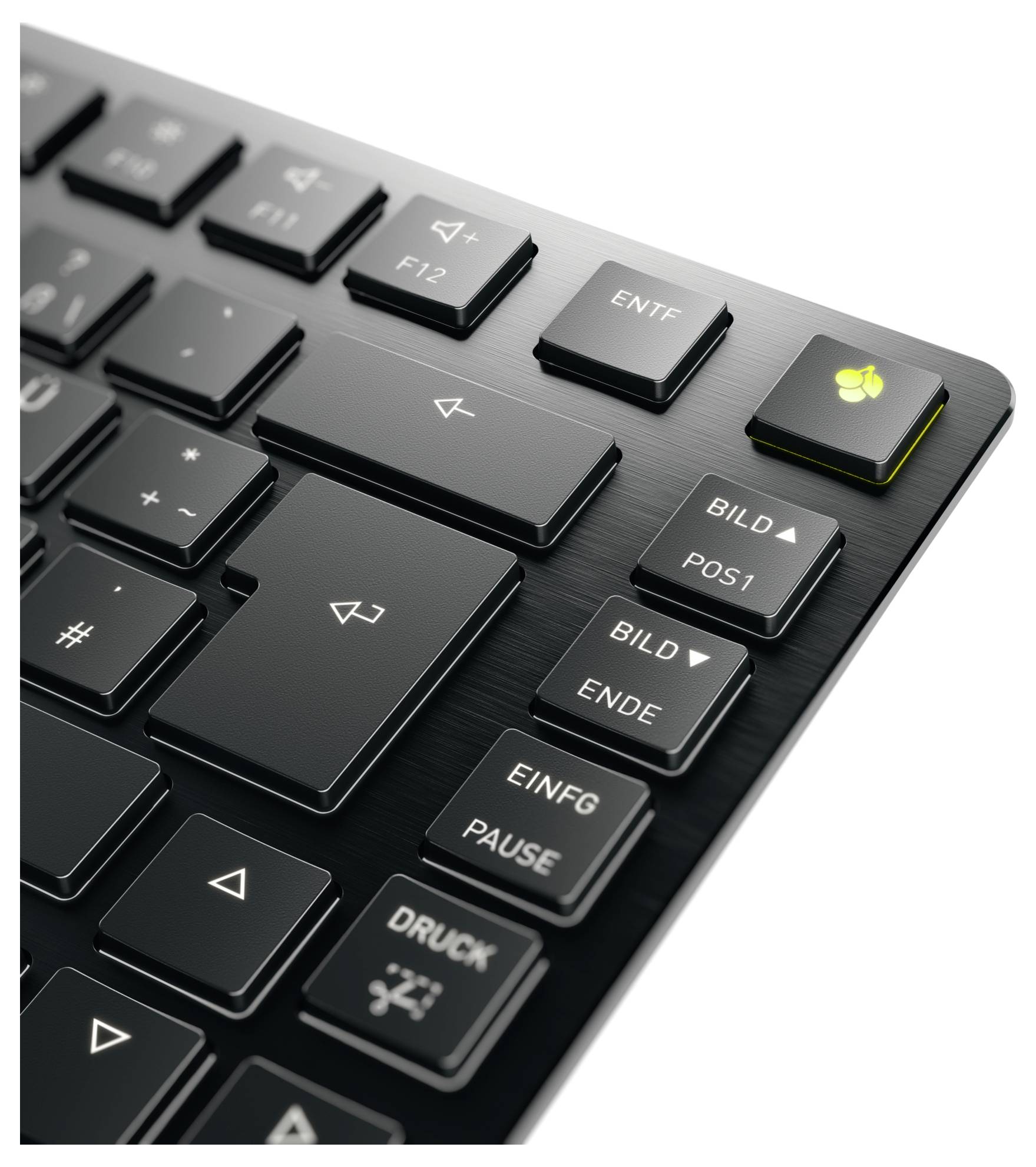 Eine Nahaufnahme einer Computertastatur, die das Tastenlayout zeigt, mit einer hervorgehobenen Taste, die ein kleines, grünes Logo aufweist und eine spezielle Funktion anzeigt.