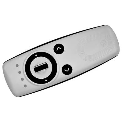 Eine Nahaufnahme in Graustufen einer Fernbedienung mit Navigationstasten und einem kreisförmigen Steuerpad, das oben rechts ein Stromsymbol anzeigt.