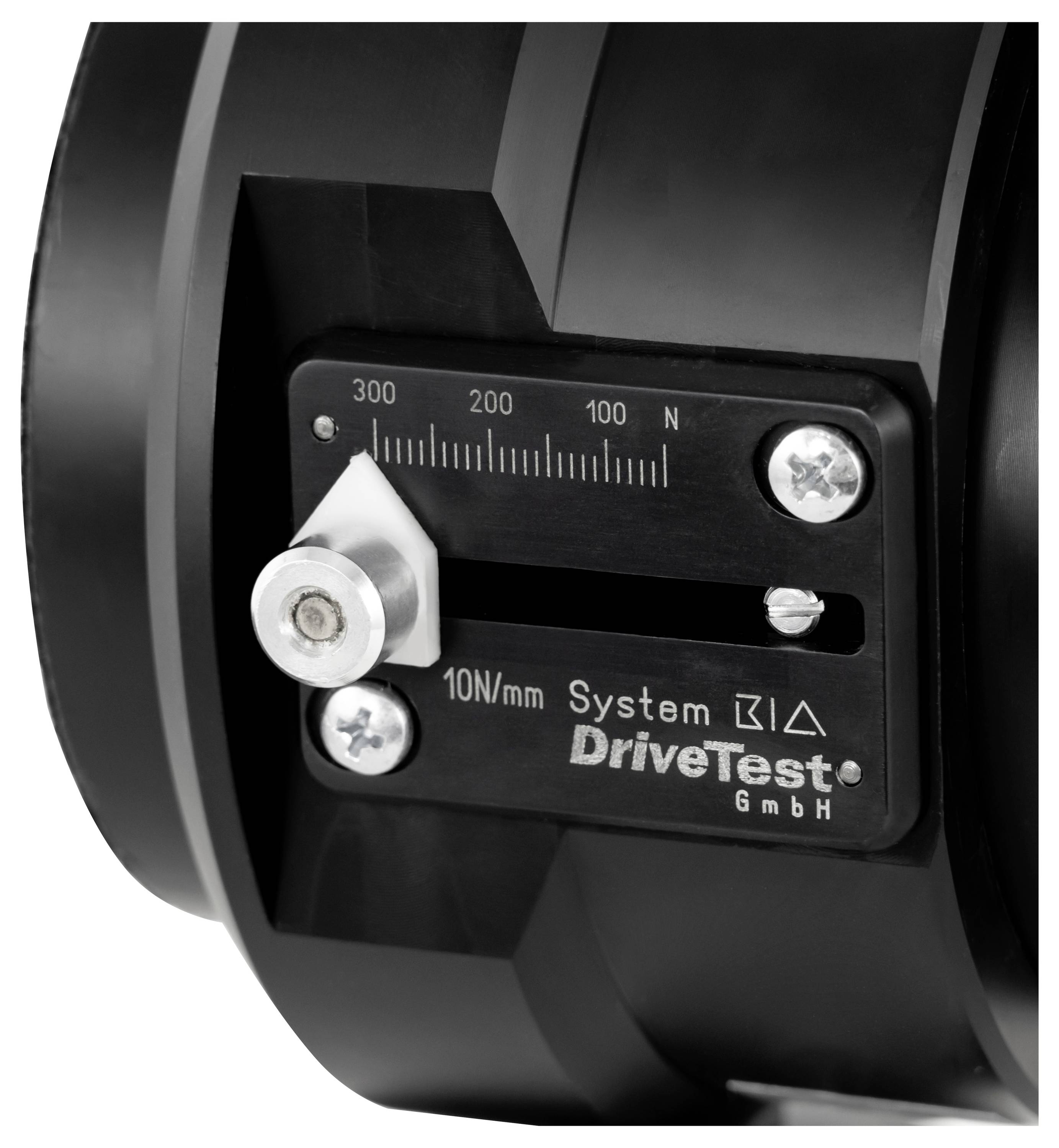 Nahaufnahme eines Kraftmessers/Dynamometers der Firma DriveTest GmbH mit einer Skala mit den Markierungen 100, 200, 300 N und einer Systembezeichnung 10N/mm.