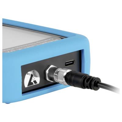 Nahaufnahme eines blauen Geräts mit einem schwarzen Panel, das ein angeschlossenes Kabel, das mit einem Anschluss verbunden ist, und ein kleines Logo zeigt.