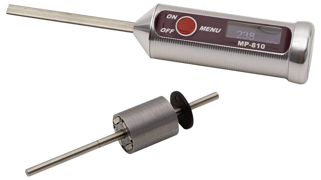 Digitales Thermometer mit Sonde und separater Metallsensoranbringung auf weißem Hintergrund, zeigt "EIN/AUS"- und "MENÜ"-Tasten.