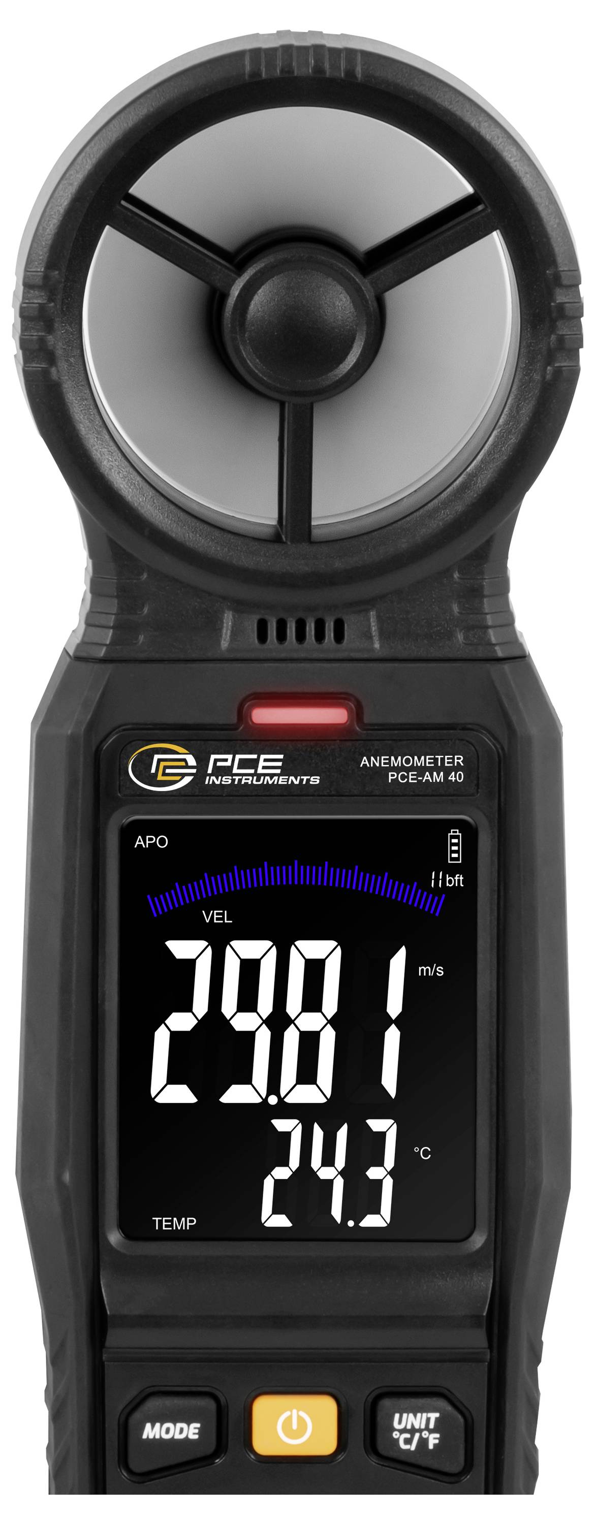Tragbares Anemometer zeigt auf seinem digitalen Display eine Luftgeschwindigkeit von 29,81 m/s und eine Temperatur von 24,3°C an.