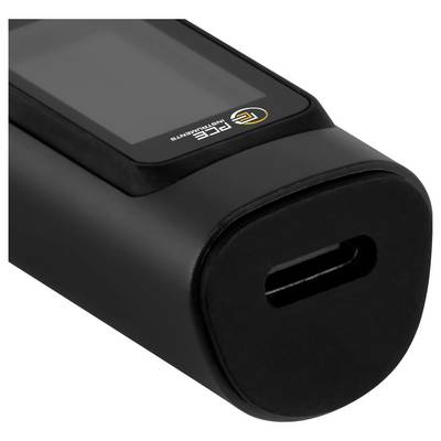 Nahaufnahme einer schwarzen tragbaren Powerbank mit USB-C-Ladeanschluss.