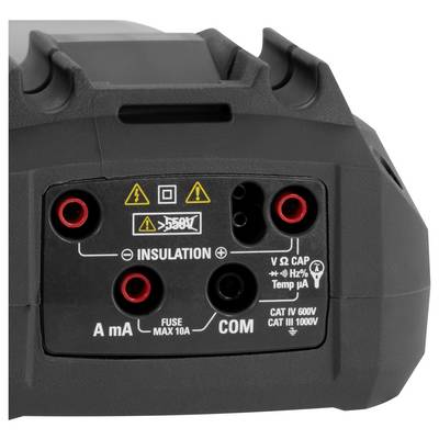 Nahaufnahme der Eingangsbuchsen und Beschriftungen eines Multimeters, einschließlich A mA, COM, V Ω CAP, Sicherung max 10A und CAT IV 600V/CAT III 1000V Bewertungen.