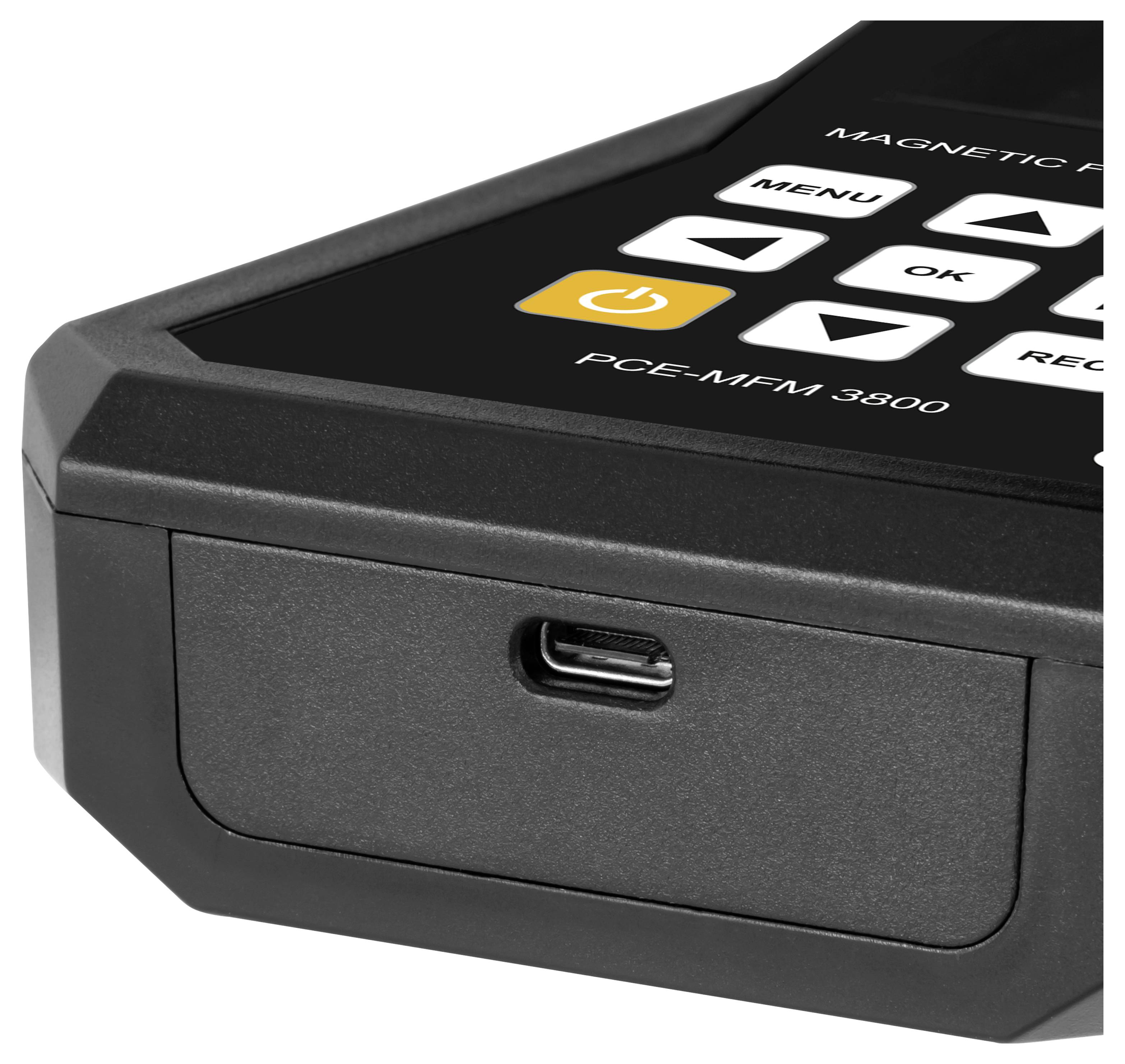 Nahaufnahme eines schwarzen PCE-MFM 3600 Magnetfeld-Messgeräts mit Steuertasten und einem USB-C-Anschluss auf der Vorderseite.