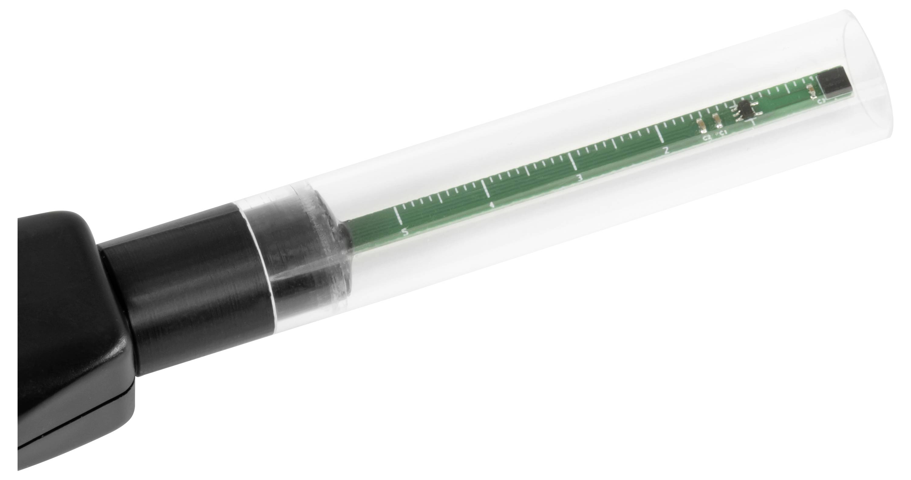 Nahaufnahme eines tragbaren elektronischen Geräts mit einem transparenten Rohr, das eine grüne Leiterplatte im Inneren zeigt, in einem Winkel auf weißem Hintergrund angeordnet.