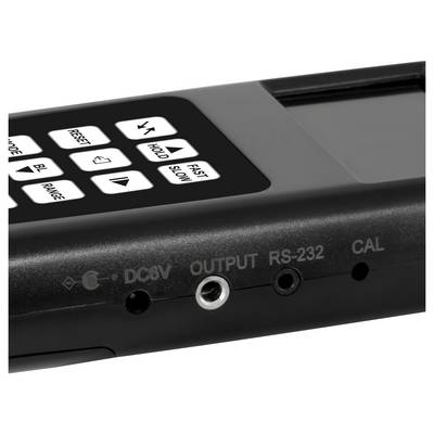Nahaufnahme eines tragbaren elektronischen Messgeräts mit Tastaturbedienungsfeld und vorderen Anschlüssen mit den Bezeichnungen DC5V, OUTPUT, RS-232 und CAL.