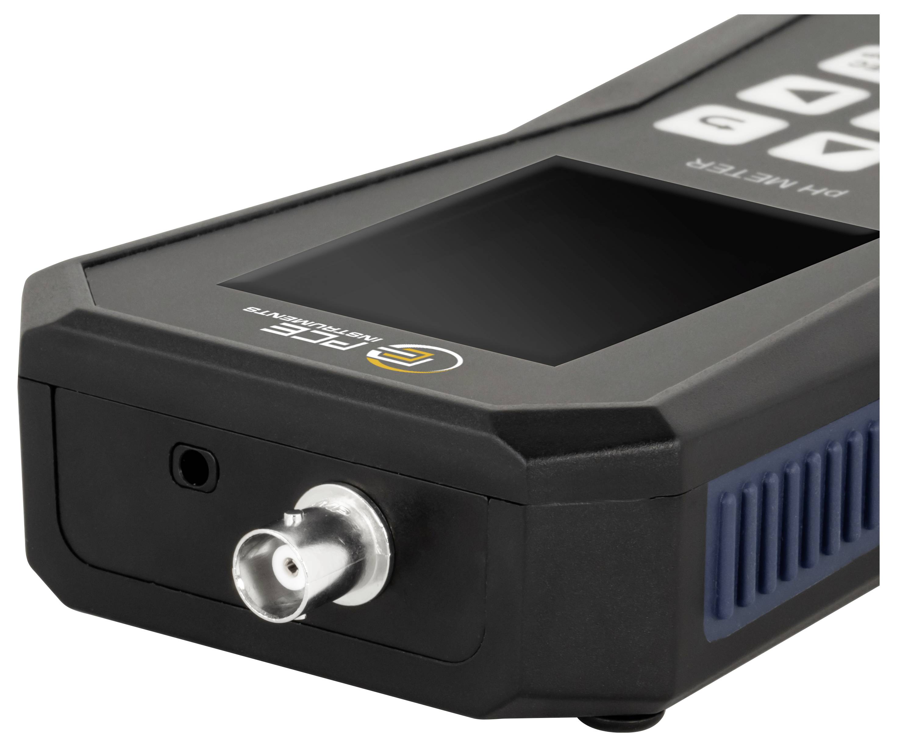 Nahaufnahme eines schwarzen tragbaren elektronischen Geräts mit einem vorderen Metallstecker und dunklem Display, dargestellt auf weißem Hintergrund.