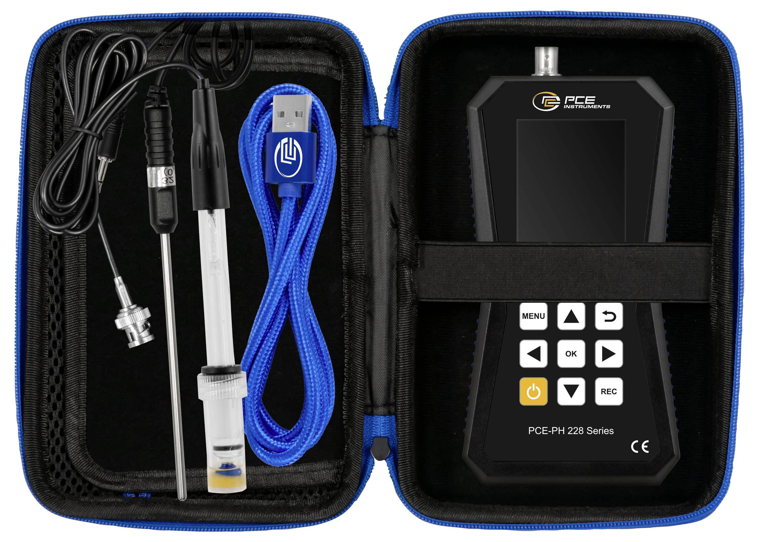 Offener Tragekoffer mit einem PCE PH 228 Series pH-Messgerät und Sonde, Kabel und Zubehör angeordnet im Inneren; tragbares Testgerät mit Tastatur und Bildschirm.