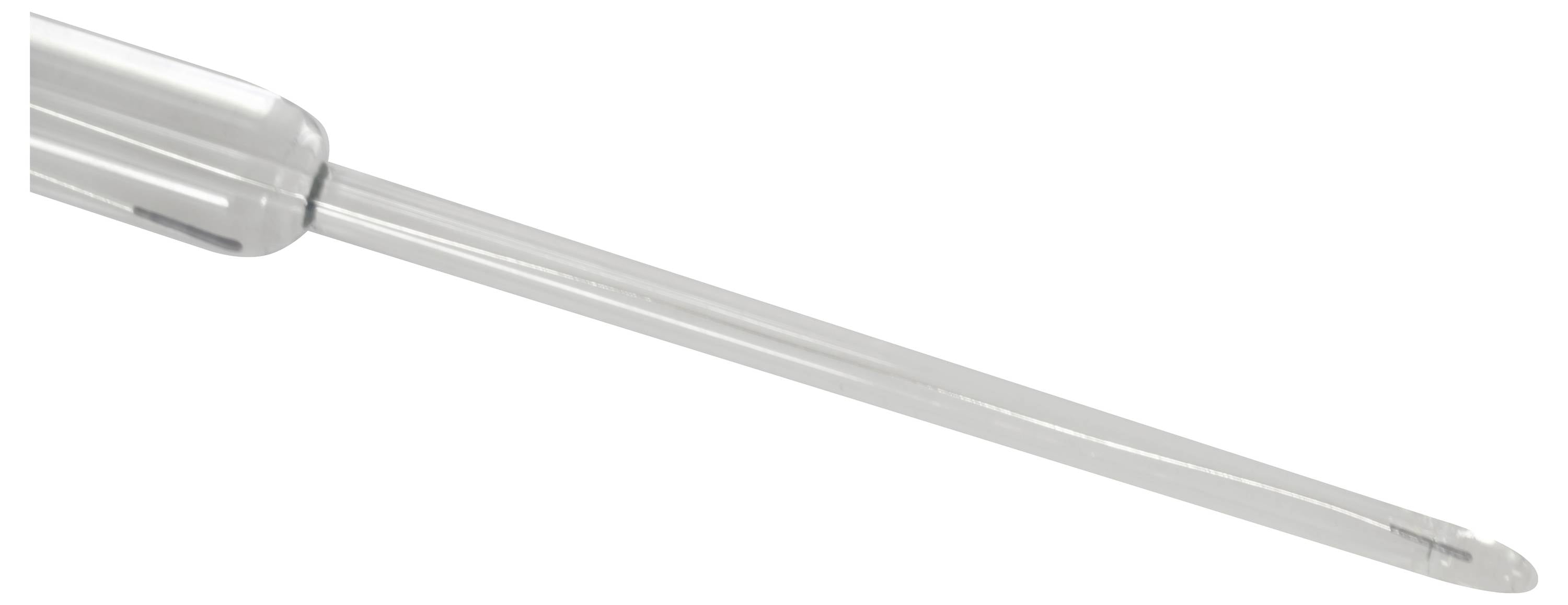 Klare Glastropferpipette mit schmalem spitzem Ende auf weißem Hintergrund.