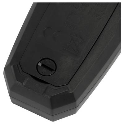 Nahaufnahme der Rückseite eines schwarzen elektronischen Geräts mit einem Batteriefach mit einer Münzschlitz-Schraubverriegelung und behördlichen Kennzeichnungen.