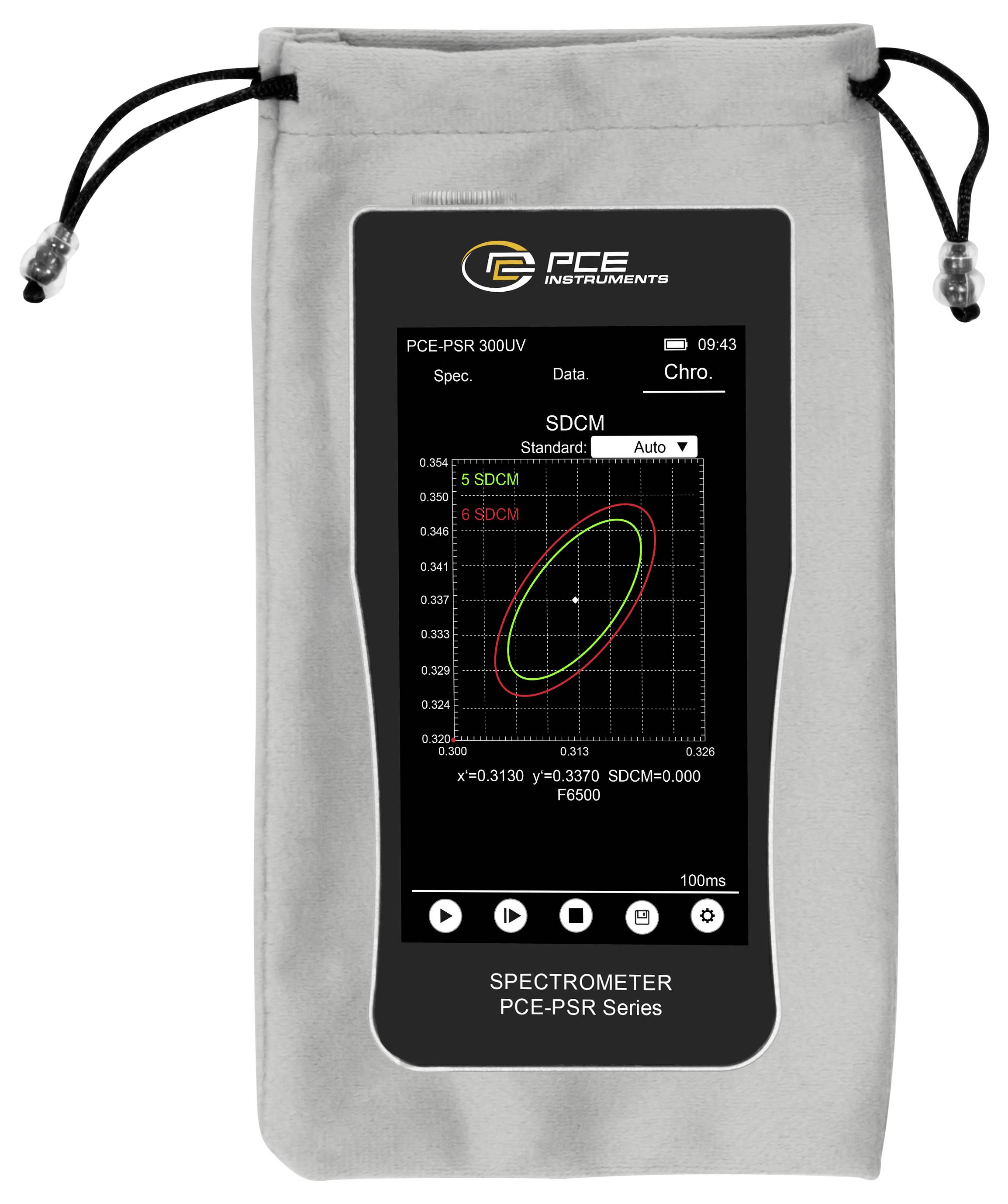 Grauer Beutel mit Kordelzug, der ein Spektrometer-Display von PCE Instruments mit einem SDCM-Farbdiagramm und einem Messgraphen anzeigt.