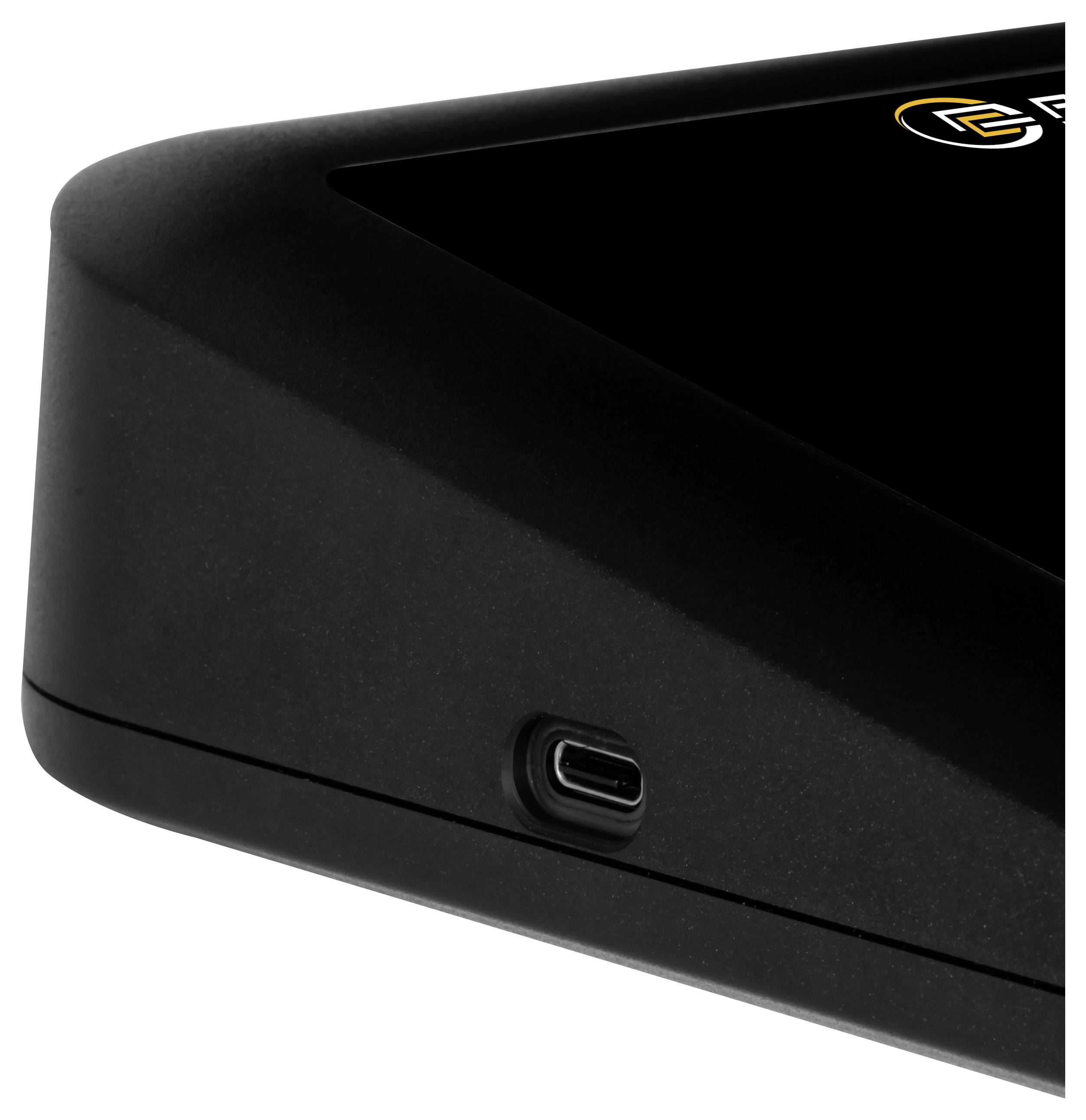 Nahaufnahme einer schwarzen Geräteecke mit einem USB-C-Anschluss auf der Seite, die einen Teil eines Logos auf der Oberseite zeigt.