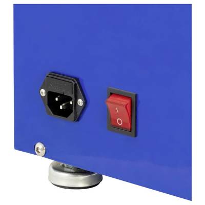 Blaues Maschinenpanel mit IEC-Stromeingang, rotem Ein-/Aus-Wippschalter und metallischer Fußstütze