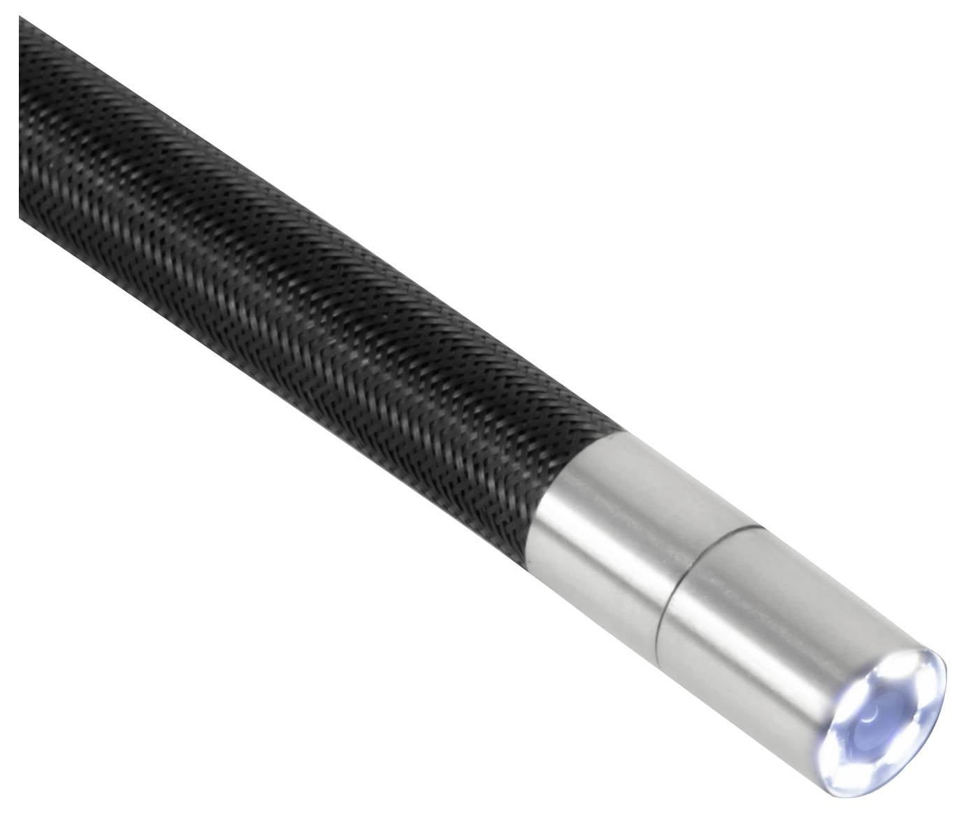 Nahaufnahme einer schwarzen Kohlefaser-Taschenlampe mit silbernem Metallkopf und leuchtendem LED-Spitze auf weißem Hintergrund.