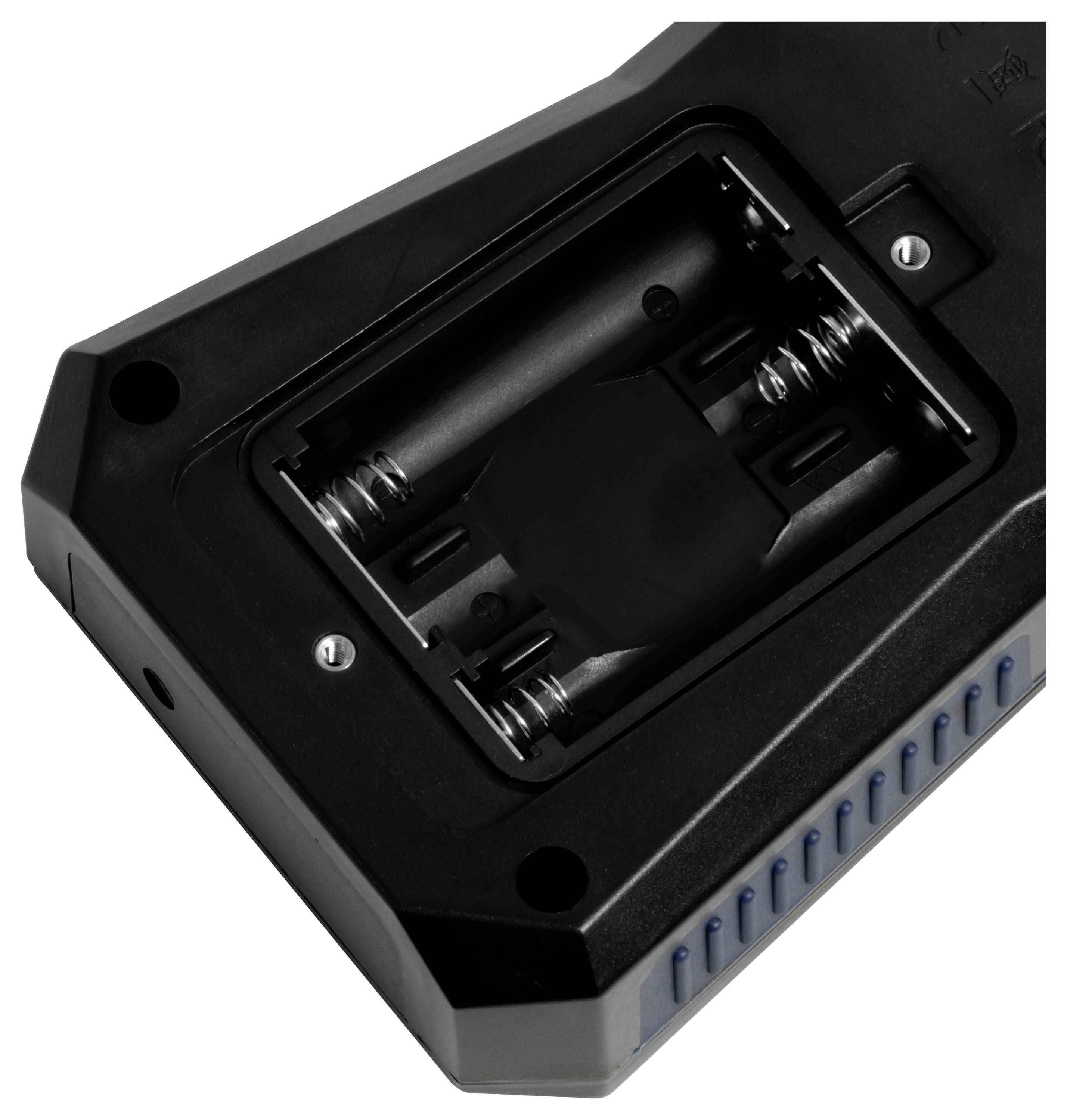 Nahaufnahme eines schwarzen elektronischen Geräts mit Batteriefach mit leeren federbelasteten Steckplätzen für zwei Batterien.