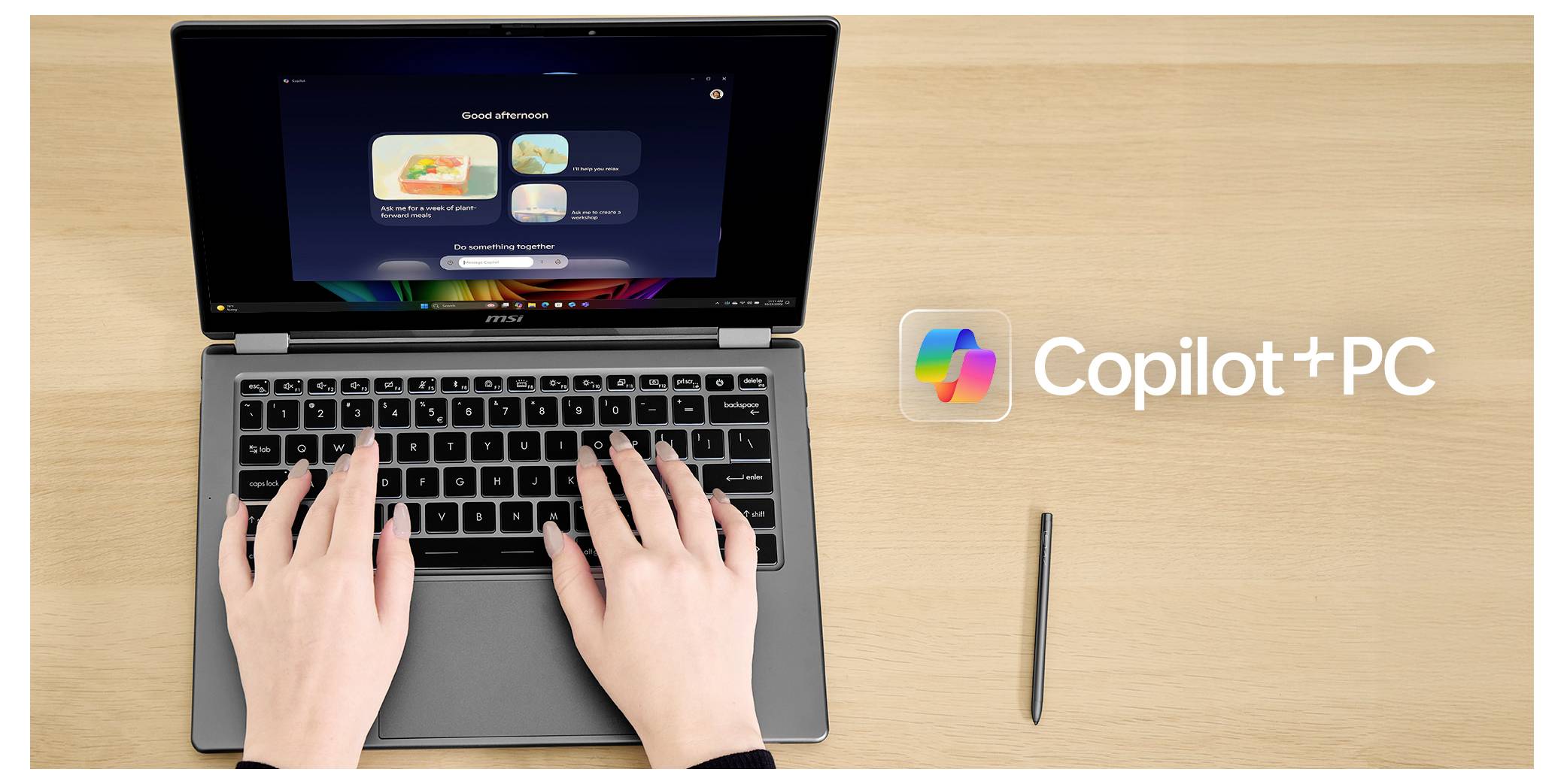 Hände tippen auf einem Laptop, auf dem eine Bildbearbeitungssoftware angezeigt wird, mit einem Stift daneben. Daneben steht der Text "Copilot + PC".