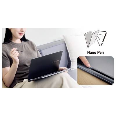 Eine Person, die einen Laptop mit einem "Nano Pen"-Stylus verwendet. Die Inhaltsübersicht zeigt den Stift, der im Laptop gespeichert wird. Die Illustration hebt die Stiftfunktionalität hervor.