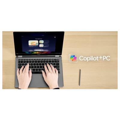 Hände tippen auf einem Laptop, auf dessen Bildschirm ein Fenster über „Stimmungsmuster" angezeigt wird. Ein Stylus liegt daneben. Der Text lautet „Copilot+PC".