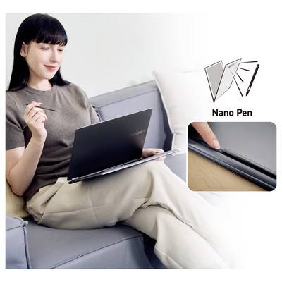 Eine Person sitzt auf einem Sofa und benutzt einen Laptop mit einem Stift. Die Einschrift zeigt die Aufbewahrung des Stifts. Der Text lautet „Nano Pen".