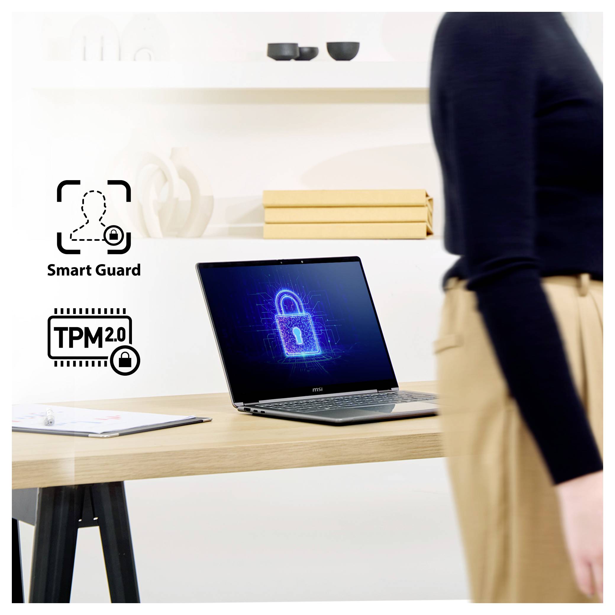 Ein Laptop auf einem Holzschreibtisch mit einem Bildschirm, der ein Schlosssymbol anzeigt. Eine Person geht in der Nähe vorbei. Der Text lautet "Smart Guard" und "TPM 2.0".