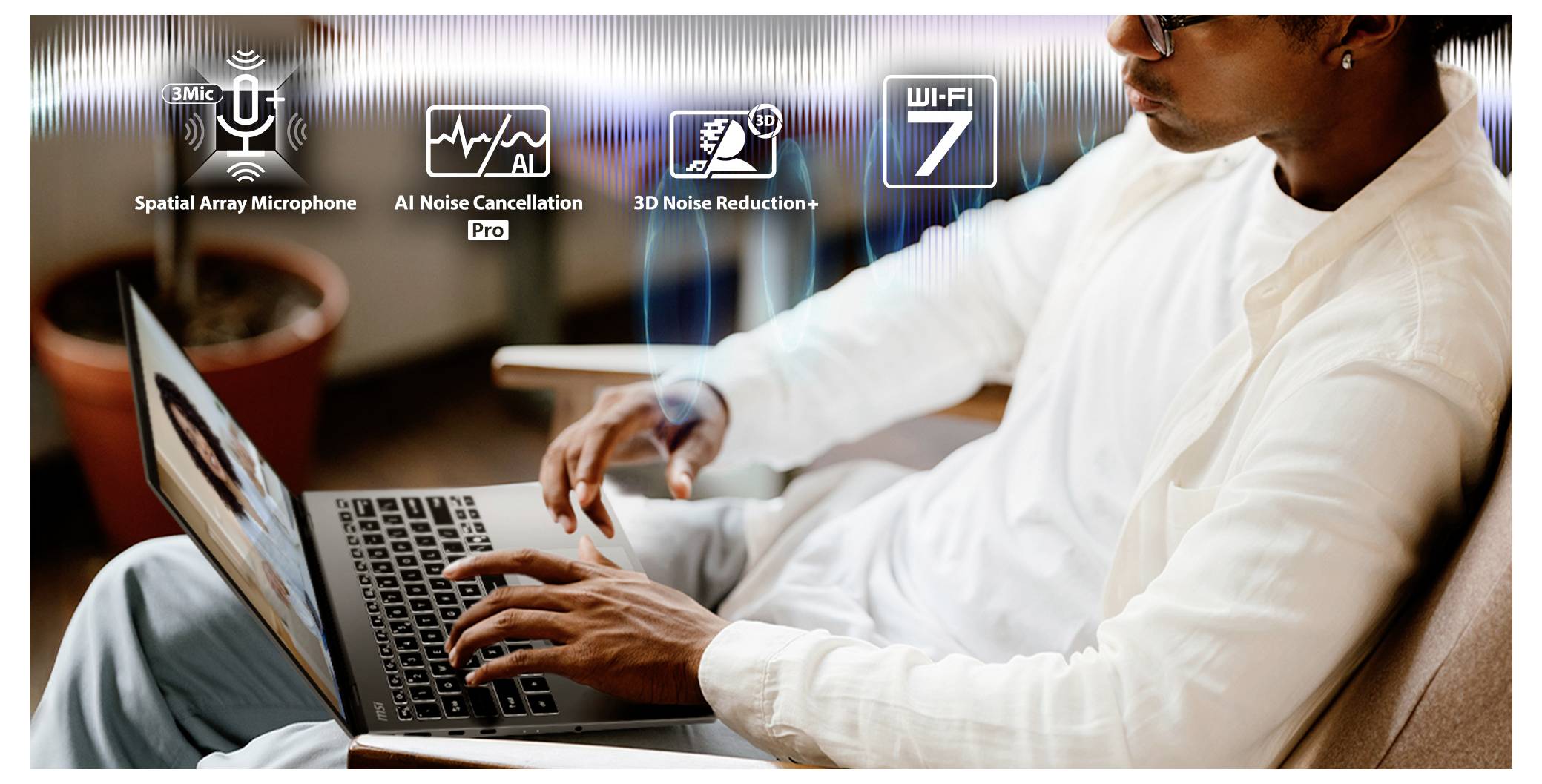 Eine Person nutzt einen Laptop in Innenräumen, umgeben von Symbolen für „Spatial Array Microphone", „AI Noise Cancellation Pro", „3D Noise Reduction" und „Wi-Fi 7".
