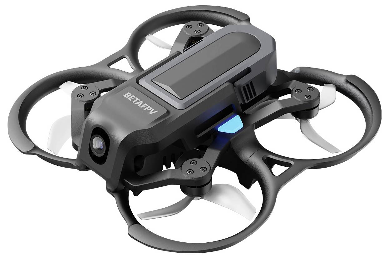 Ein kleiner schwarzer BETAFPV-Quadcopter-Drohne mit vier ummantelten Propellern und einer blauen LED-Akzentuierung, dargestellt auf weißem Hintergrund.