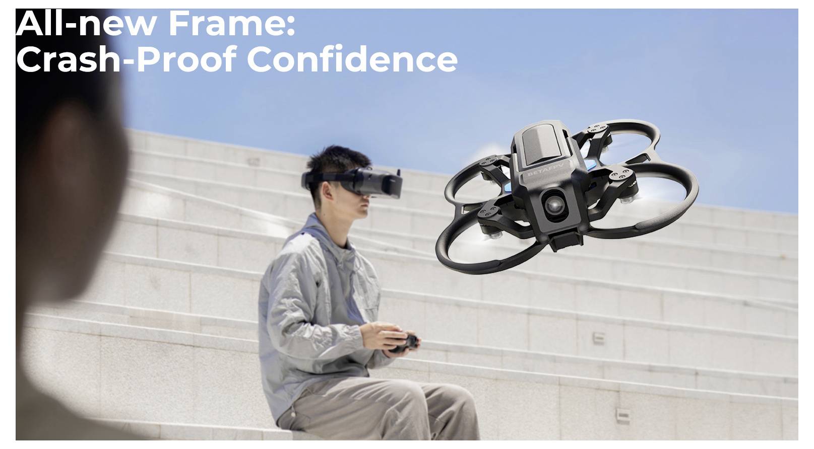 Person mit VR-Headset steuert eine schwebende Drohne auf Stadiontreppe; Text sagt "Komplett neuer Frame: Absturzfeste Sicherheit".