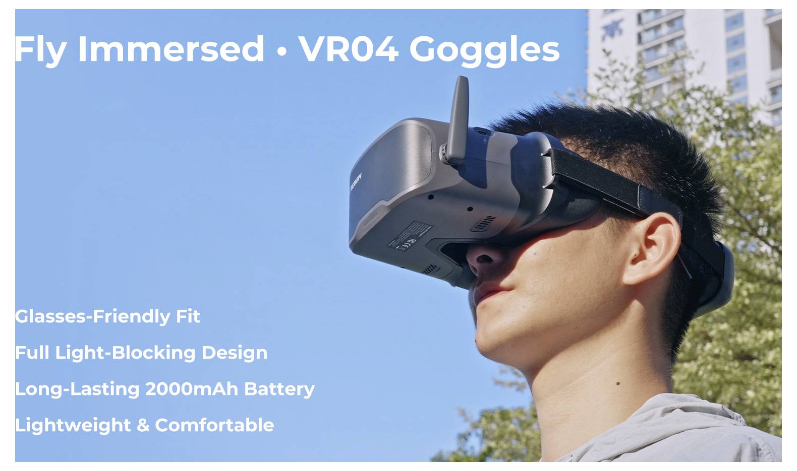Mann, der VR04-Brille im Freien unter blauem Himmel trägt, mit Text, der „Brillenfreundliche Passform", „Vollständiges Lichtabschirmungsdesign", „Langlebiger 2000-mAh-Akku" und „Leicht und komfortabel" bewirbt.