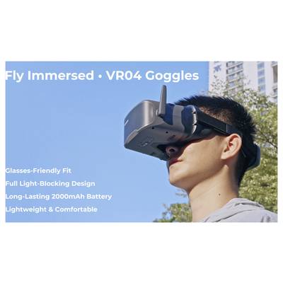 Mann, der VR04-Brille im Freien unter blauem Himmel trägt, mit Text, der „Brillenfreundliche Passform", „Vollständiges Lichtabschirmungsdesign", „Langlebiger 2000-mAh-Akku" und „Leicht und komfortabel" bewirbt.