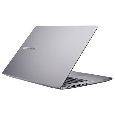 Ein silberner Laptop, teilweise geöffnet, zeigt sein schlankes Design und metallische Oberfläche mit sichtbaren Anschlüssen an der Seite.