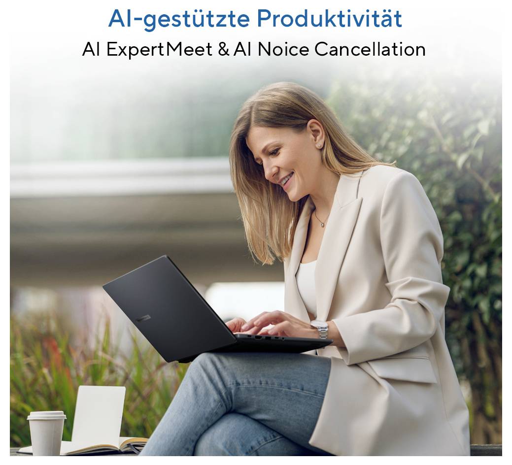 Eine Frau sitzt draußen auf einer Bank und arbeitet an einem Laptop. Text oben: 'AI-gestützte Produktivität, AI ExpertMeet & AI Noise Cancellation'.