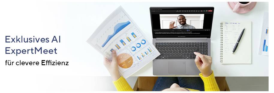 Exklusives Online-Meeting auf Laptop mit glücklichem Mann auf dem Bildschirm, neben Diagrammblatt und Notizbuch, bewirbt AI ExpertMeet.